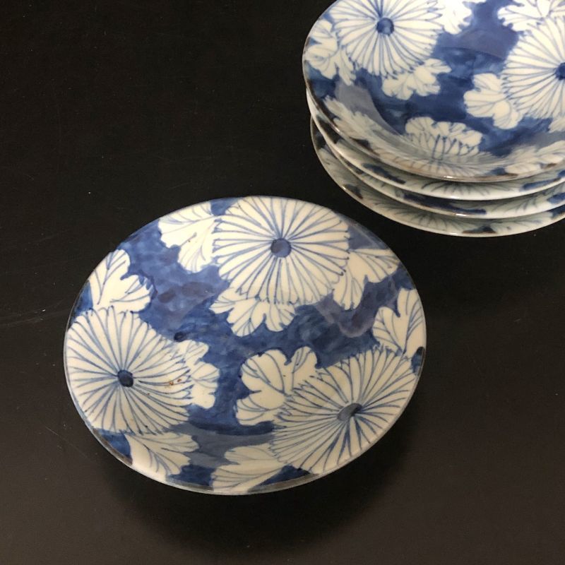 専用となります　蔵出し皇室十六菊御紋 御下賜品 古伊万里 　染付唐草　蓋付き茶碗 明治天皇御下賜品「皇室菊十六御紋銀盃三ツ重」の展示の様子